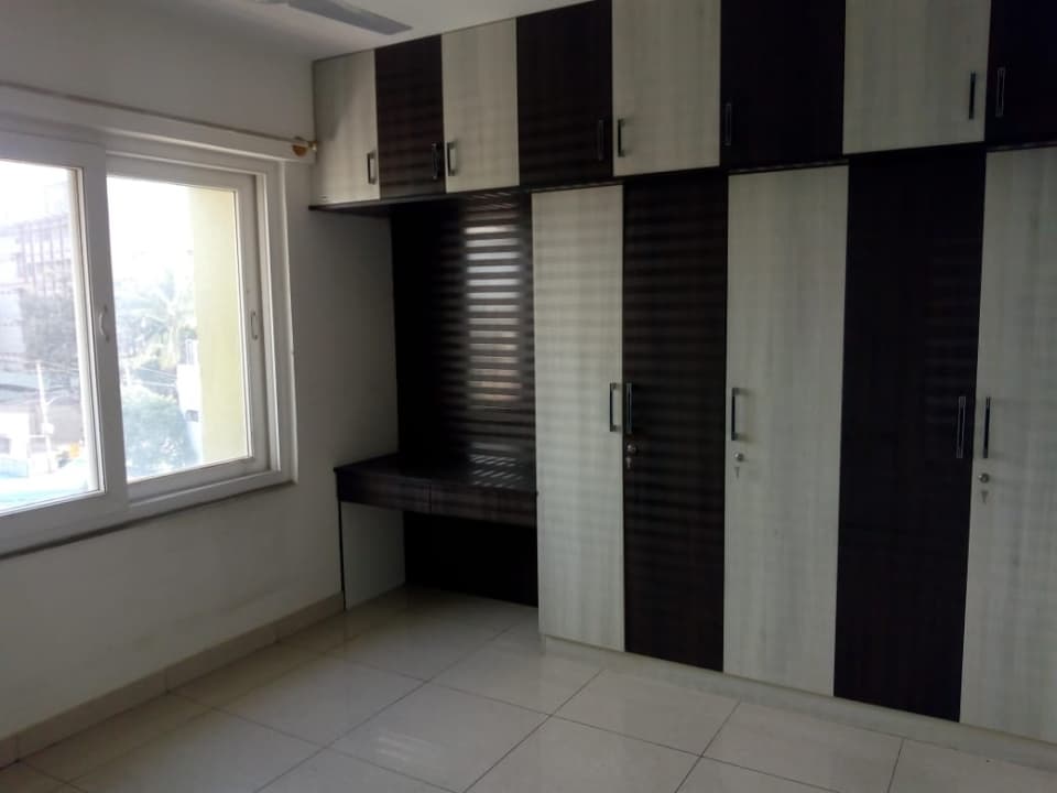 3 bhk flat for rent in cedar woods, near kristu jayanthi college , k narayanapura, hennur main road measuring 1660 sqft